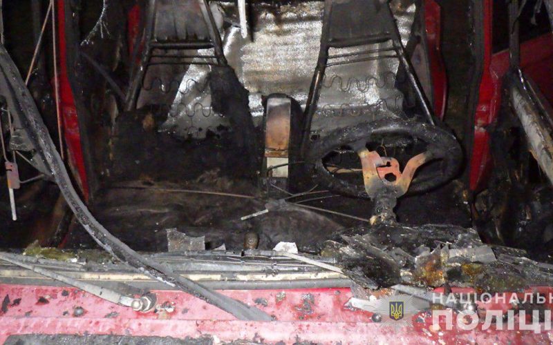 У селі Народицької громади 26-річний чоловік підпалив дві ВАЗівки