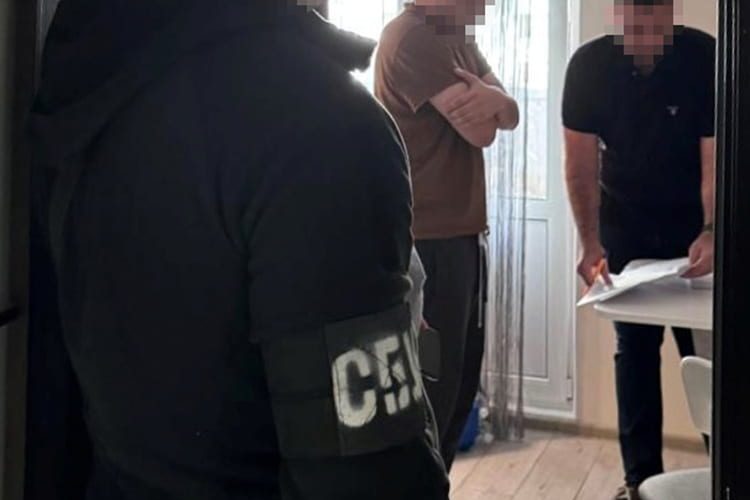 Уродженець Житомирщини за 10 тис. доларів “організовував” пакет документів для ухилянтів
