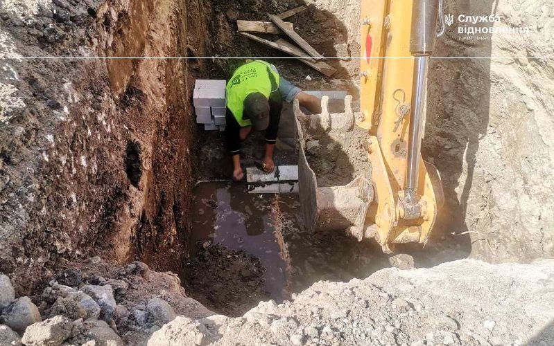 На дорозі Малин – Кочерів ремонтують пошкоджену трубу, через яку просідало покриття