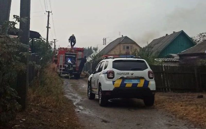 Під час негоди у Малині блискавка вдарила в антену, загорівся дах: подробиці події