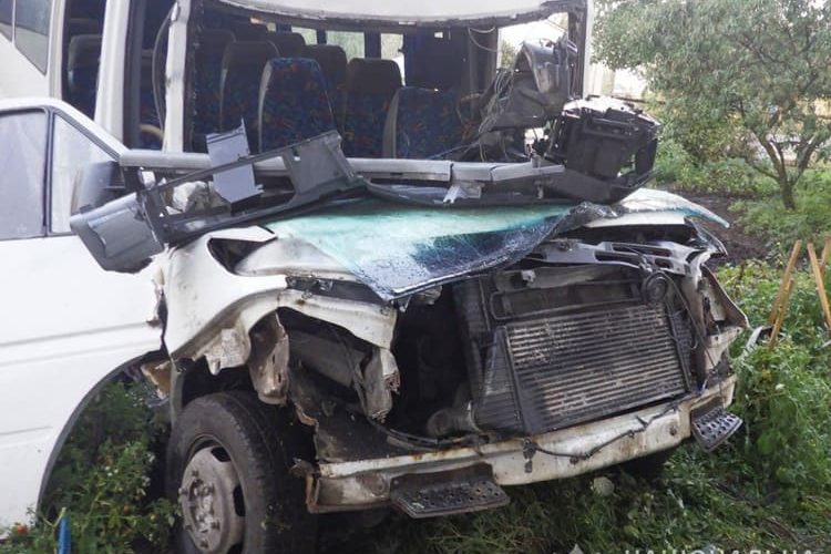 На Житомирщині 21-річний молодик викрав автобус та врізався у багатоповерхівку