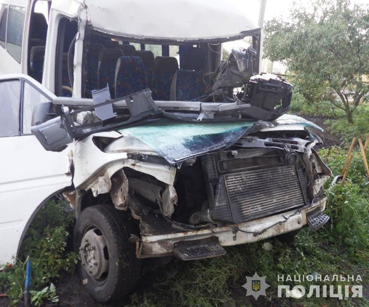 На Житомирщині 21-річний молодик викрав автобус та врізався у багатоповерхівку