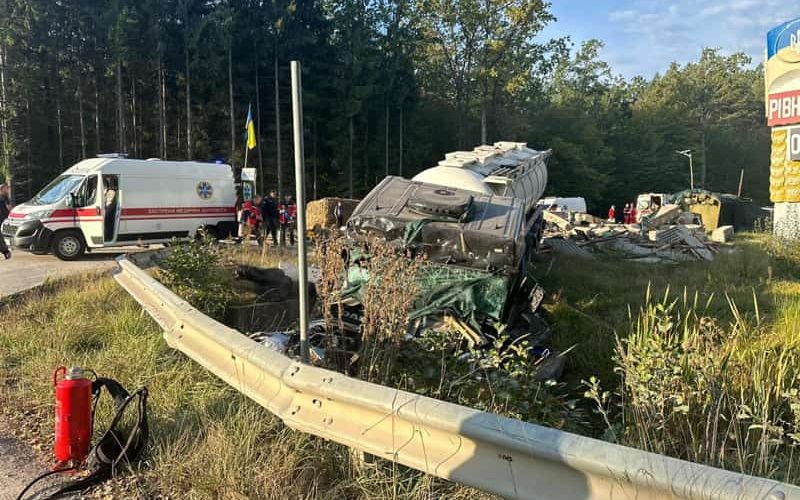 На межі Житомирської та Рівненської областей автоцистерна врізалась у блокпост: загинув поліцейський
