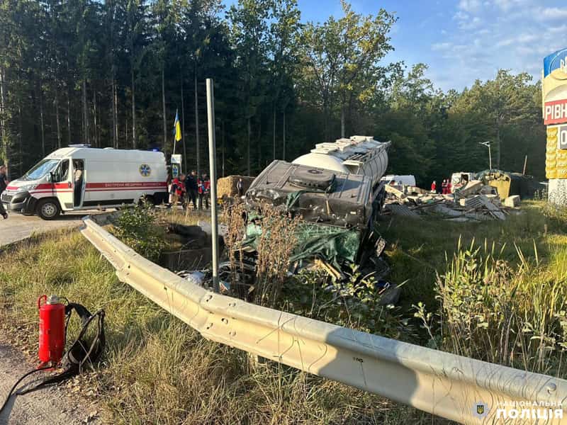 На межі Житомирської та Рівненської областей автоцистерна врізалась у блокпост: загинув поліцейський