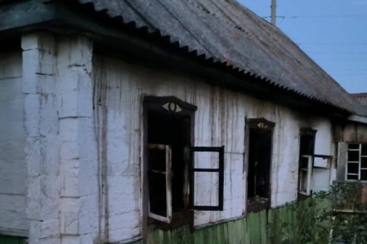 У селі на Олевщині сусіди під час пожежі врятувати господарку
