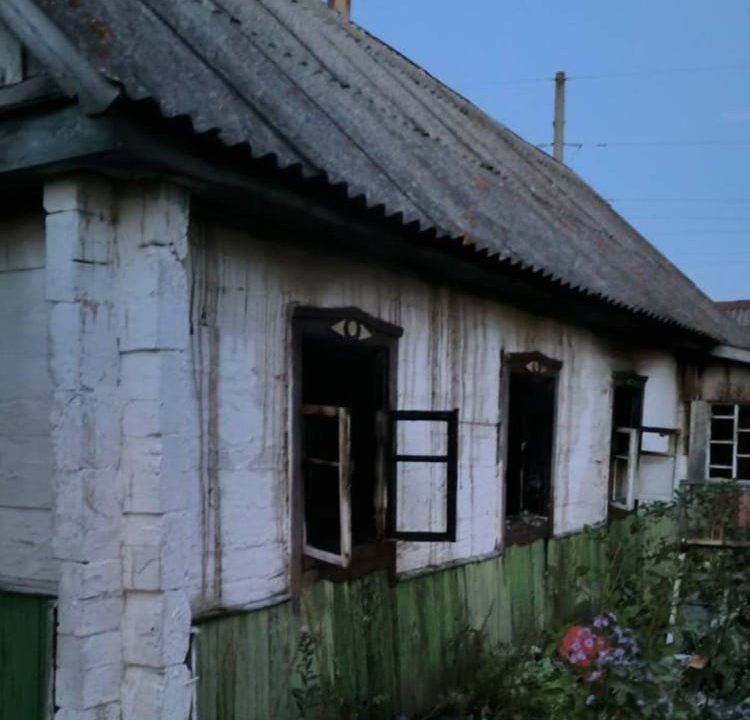 У селі на Олевщині сусіди під час пожежі врятувати господарку