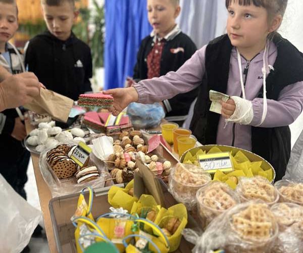 На Олевщині під час благодійного ярмарку школярі зібрали понад 20 тис. на підтримку ЗСУ та встановлення стенду загиблим Героям