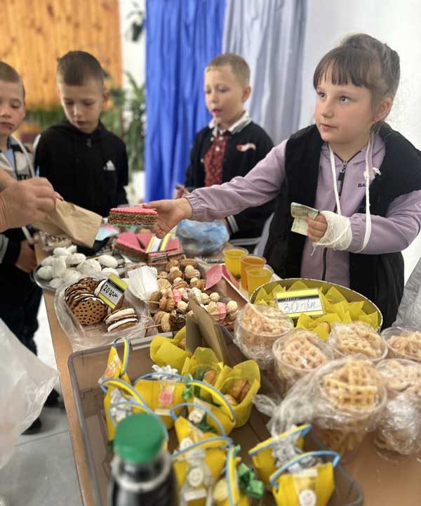 На Олевщині під час благодійного ярмарку школярі зібрали понад 20 тис. на підтримку ЗСУ та встановлення стенду загиблим Героям