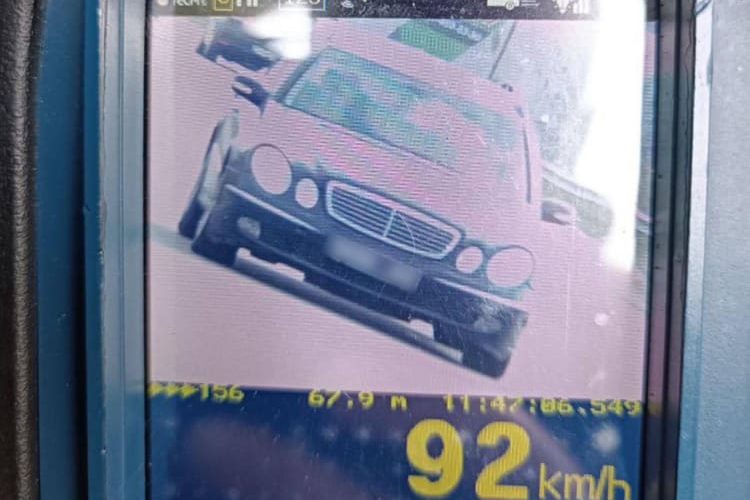 На трасі в Коростенському районі поліцейські зупинили Mercedes: авто перебувало у розшуку