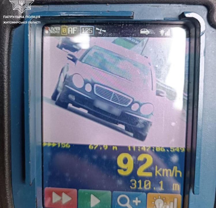 На трасі в Коростенському районі поліцейські зупинили Mercedes: авто перебувало у розшуку