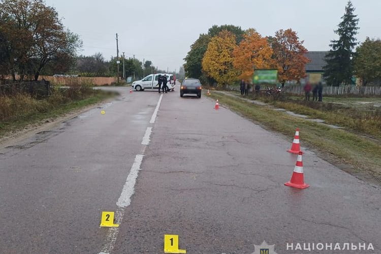 На автодорозі Копище-Олевськ п’яний водій на ВАЗ збив жінку та зник з місця ДТП: потерпіла загинула
