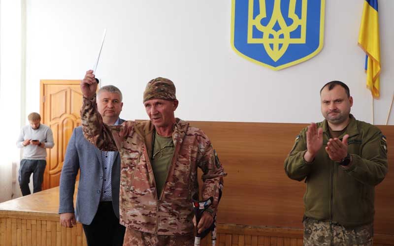В Олевську медаллю “За поранення” нагородили Юрія Дідіса, а рідним п’ятьох Захисників передали посмертні ордени