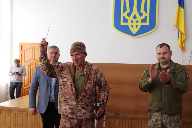 В Олевську медаллю “За поранення” нагородили Юрія Дідіса, а рідним п’ятьох Захисників передали посмертні ордени