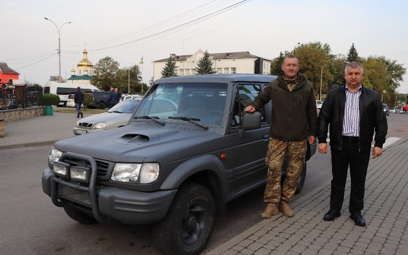 Олевська громада передала автівку для військового 30-ї бригади