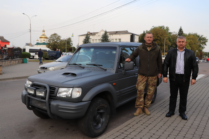 Олевська громада передала автівку для військового 30-ї бригади