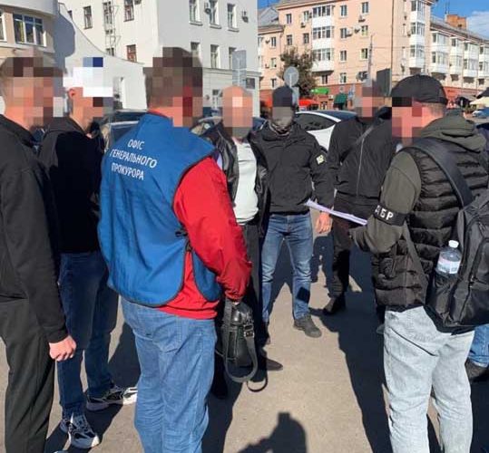 На Житомирщинні затримали податківця, який вимагав 6 тис. доларів за безперешкодну торгівлю пальним