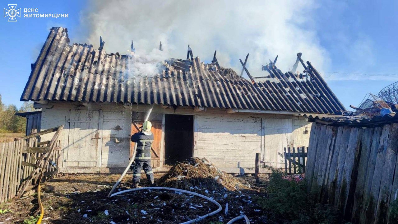 У селі на Овруччині горіла дерев’яна оселя, а на Олевщині – господарська будівля