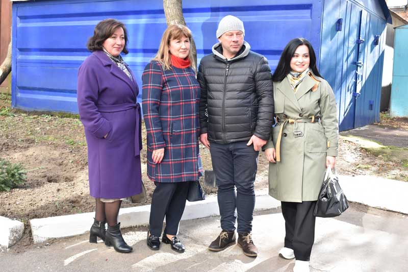 У Коростені чиновники висаджували декоративні ялини