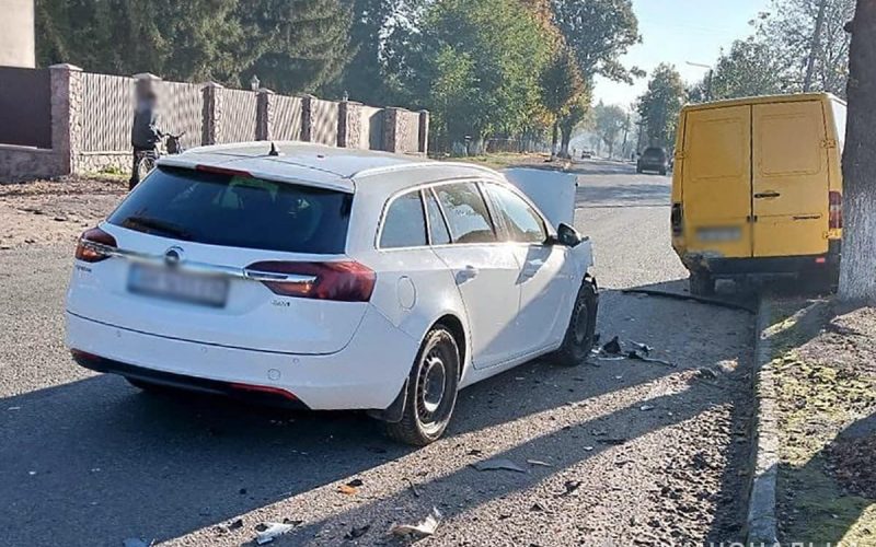 Не помітила – в Овручі водійка на Opel врізалась у припаркований мікроавтобус: постраждав чоловік
