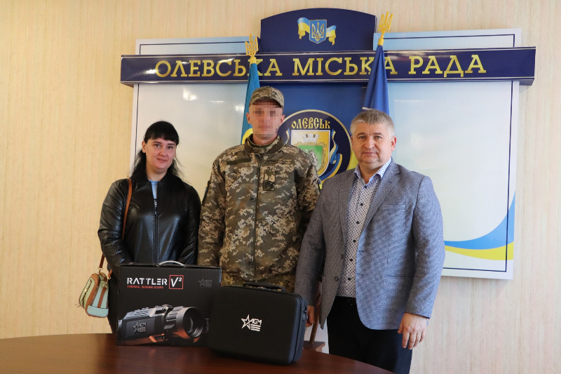 Олевська громада придбала та передала для військового-земляка тепловізійний приціл AGM Rattler