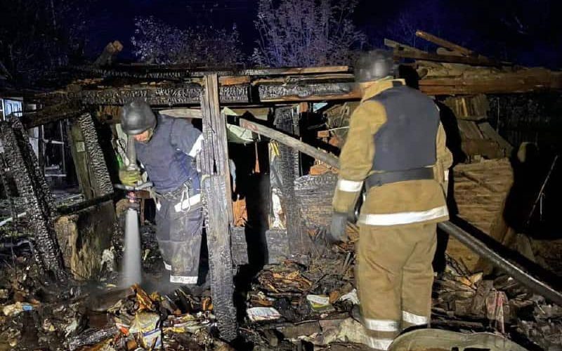 На Житомирщині ворожі уламки пошкодили господарську будівлю