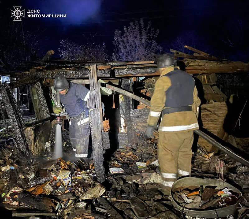 На Житомирщині ворожі уламки пошкодили господарську будівлю