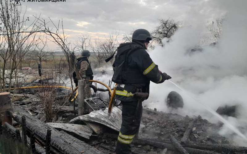 На Житомирщині через падіння уламків безпілотника загорівся будинок