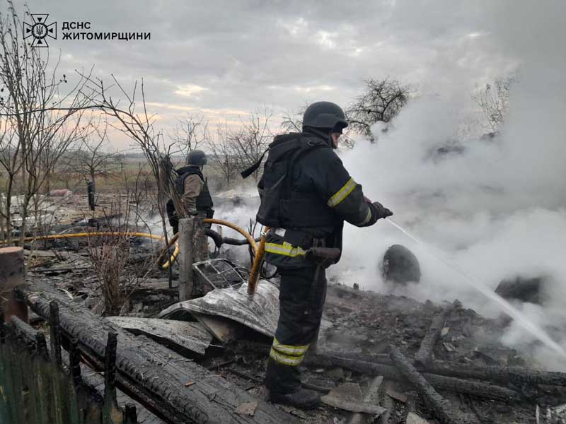 На Житомирщині через падіння уламків безпілотника загорівся будинок
