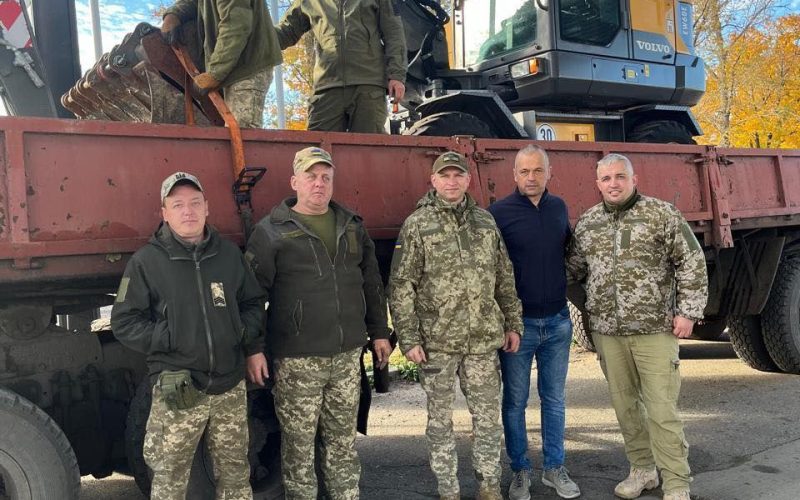 Військовим на Харківщину від Коростенської громади передали екскаватор