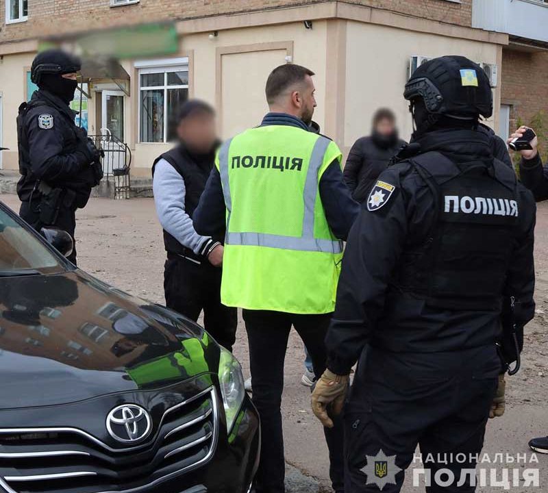Вимагали у дружини військового 50 тис. грн – на Житомирщині затримали двох чоловіків