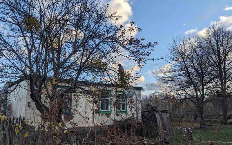 У селі на Овруччини горів будинок: вогонь знищив покрівлю