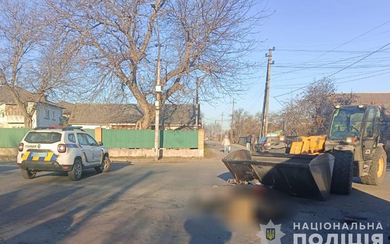 У місті на Житомирщині зіштовхнулись навантажувач та мотоцикл, є загиблий
