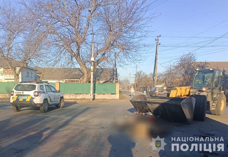 У місті на Житомирщині зіштовхнулись навантажувач та мотоцикл, є загиблий