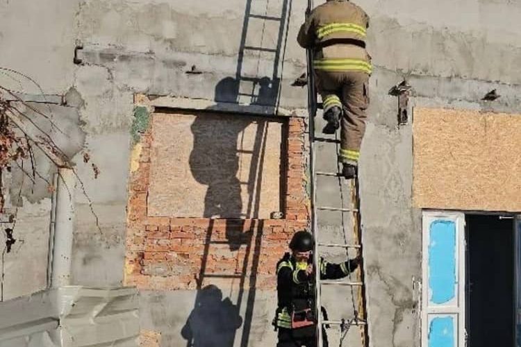 На Житомирщині рятувальники ліквідовували наслідки ворожої атаки: пожежа виникла в адмінбудівлі