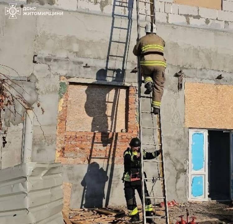 На Житомирщині рятувальники ліквідовували наслідки ворожої атаки: пожежа виникла в адмінбудівлі