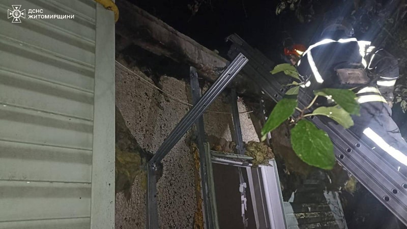В Олевську горіла покрівля над верандою та частково над будинком