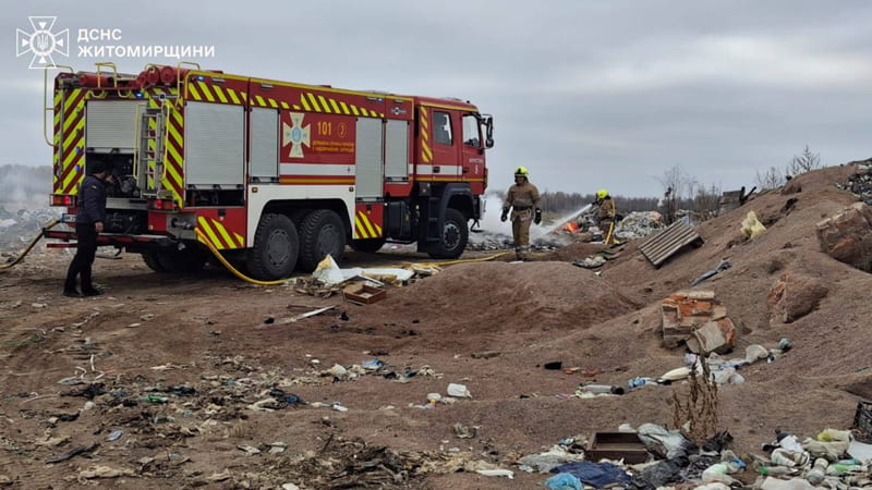 У селі неподалік Коростеня загорівся сміттєвий полігон – пожежу гасили майже три години