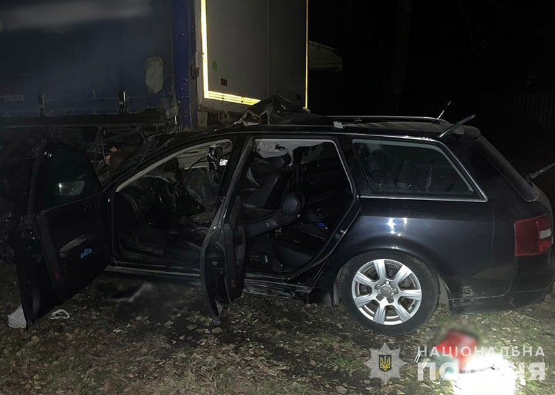 Вночі неподалік Коростеня водій на Audi врізався у припарковану вантажівку та загинув