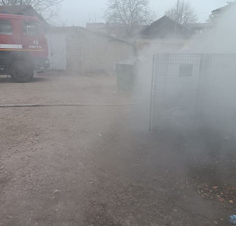 В Овручі палали сміттєві баки