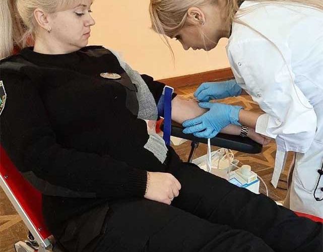 Поліцейські з Овруча стали донорами крові для поранених бійців