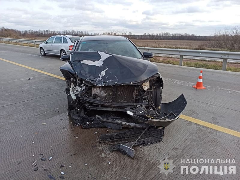 На трасі в Житомирській області зіштовхнулись дві автівки: постраждав водій та двоє його дітей
