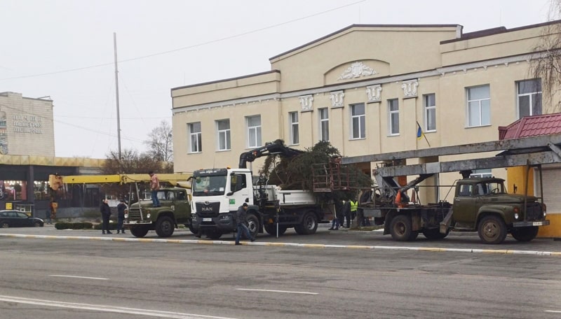 Раніше заважала, тепер має створити святкову атмосферу: в центрі Малина встановили новорічну ялинку