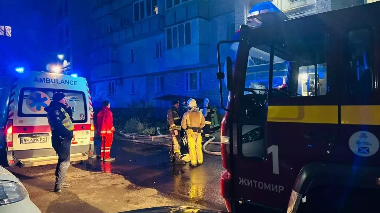 Загинули двоє людей, а діти та жінка потрапили до лікарні: що відомо про пожежу у багатоповерхівці на Житомирщині