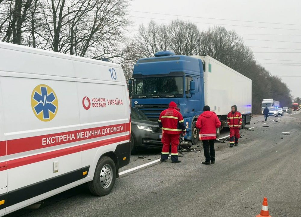 На трасі в Житомирській області внаслідок зіткнення кількох автівок загинув один із водіїв