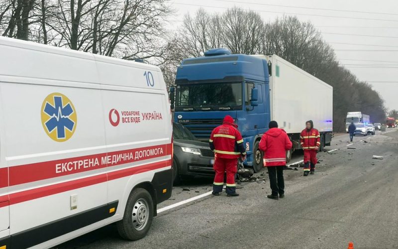 На трасі в Житомирській області внаслідок зіткнення кількох автівок загинув один із водіїв
