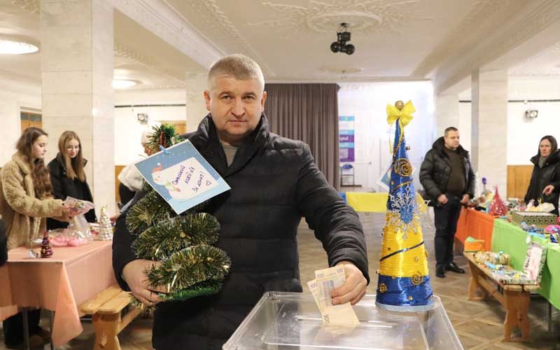 “Придбай ялинкову прикрасу — підтримай Захисника”: в Олевську відбулася благодійна акція, де зібрали понад 65 тисяч гривень для ЗСУ
