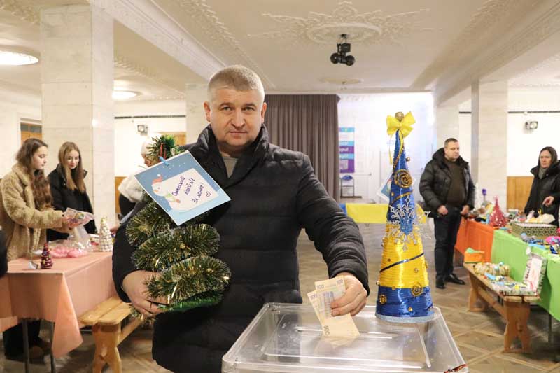 “Придбай ялинкову прикрасу — підтримай Захисника”: в Олевську відбулася благодійна акція, де зібрали понад 65 тисяч гривень для ЗСУ