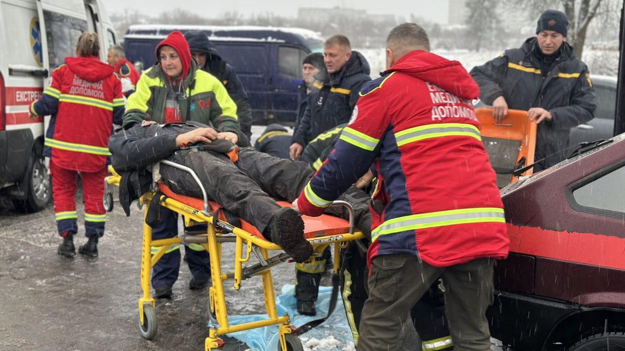 На заправці у Житомирській області рятувальники діставали з резервуару для палива трьох чоловіків: що відомо