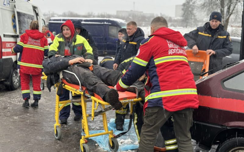 На заправці у Житомирській області рятувальники діставали з резервуару для палива трьох чоловіків: що відомо