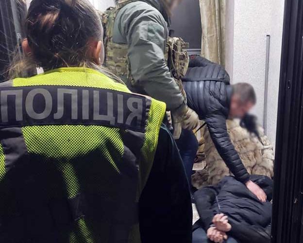 Вибивали гроші з пораненого військового та його дружини: на Житомирщині знову затримали рекетирів